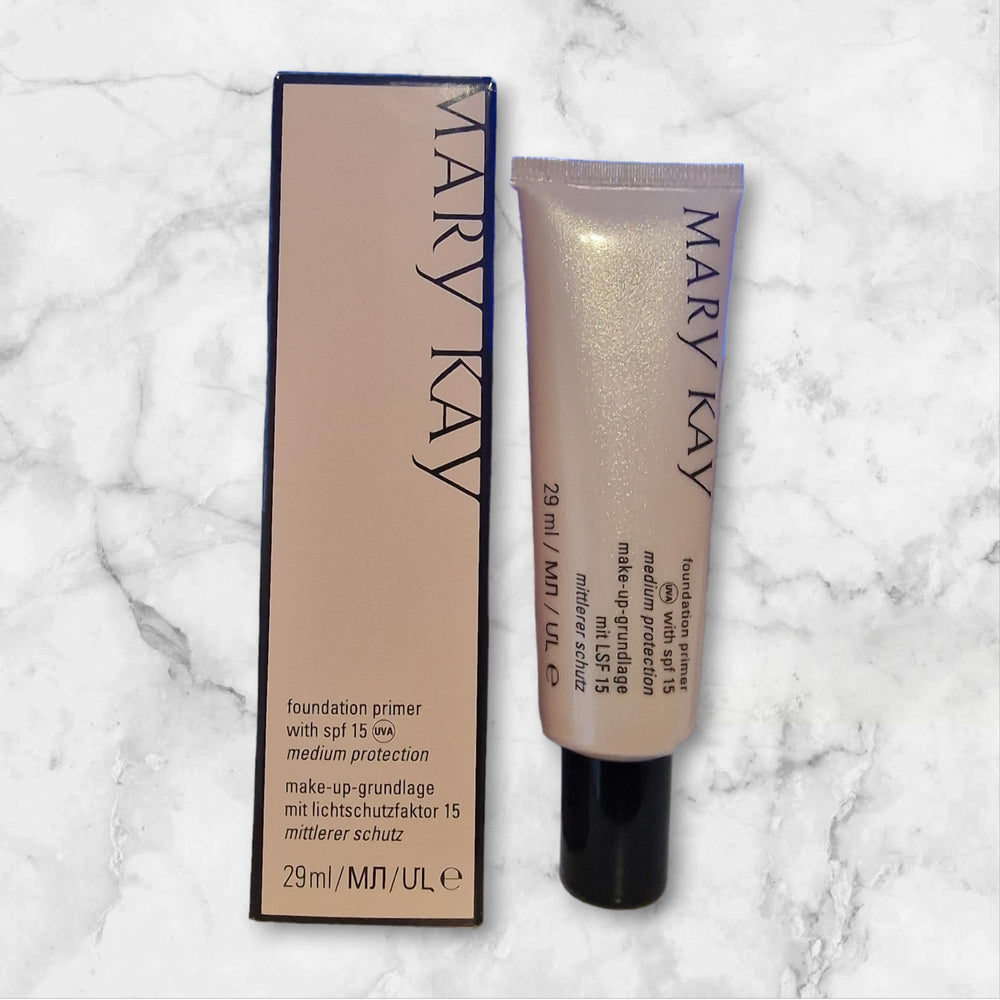 Mary Kay Foundation Primer aplicado en la mano para un maquillaje uniforme.