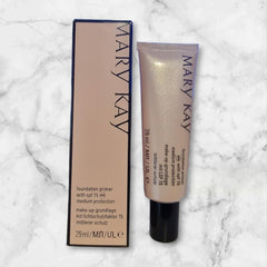 Mary Kay Foundation Primer aplicado en la mano para un maquillaje uniforme.