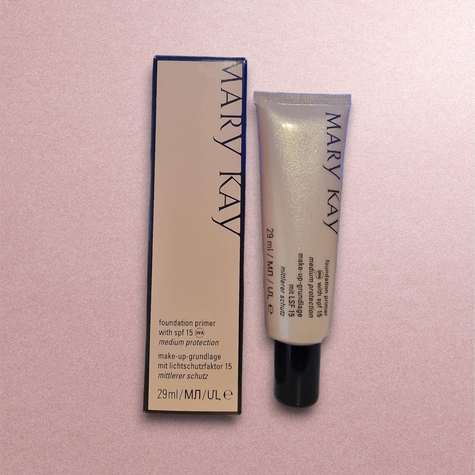 Mary Kay Foundation Primer con SPF15 en botella, acabado suave y ligero.