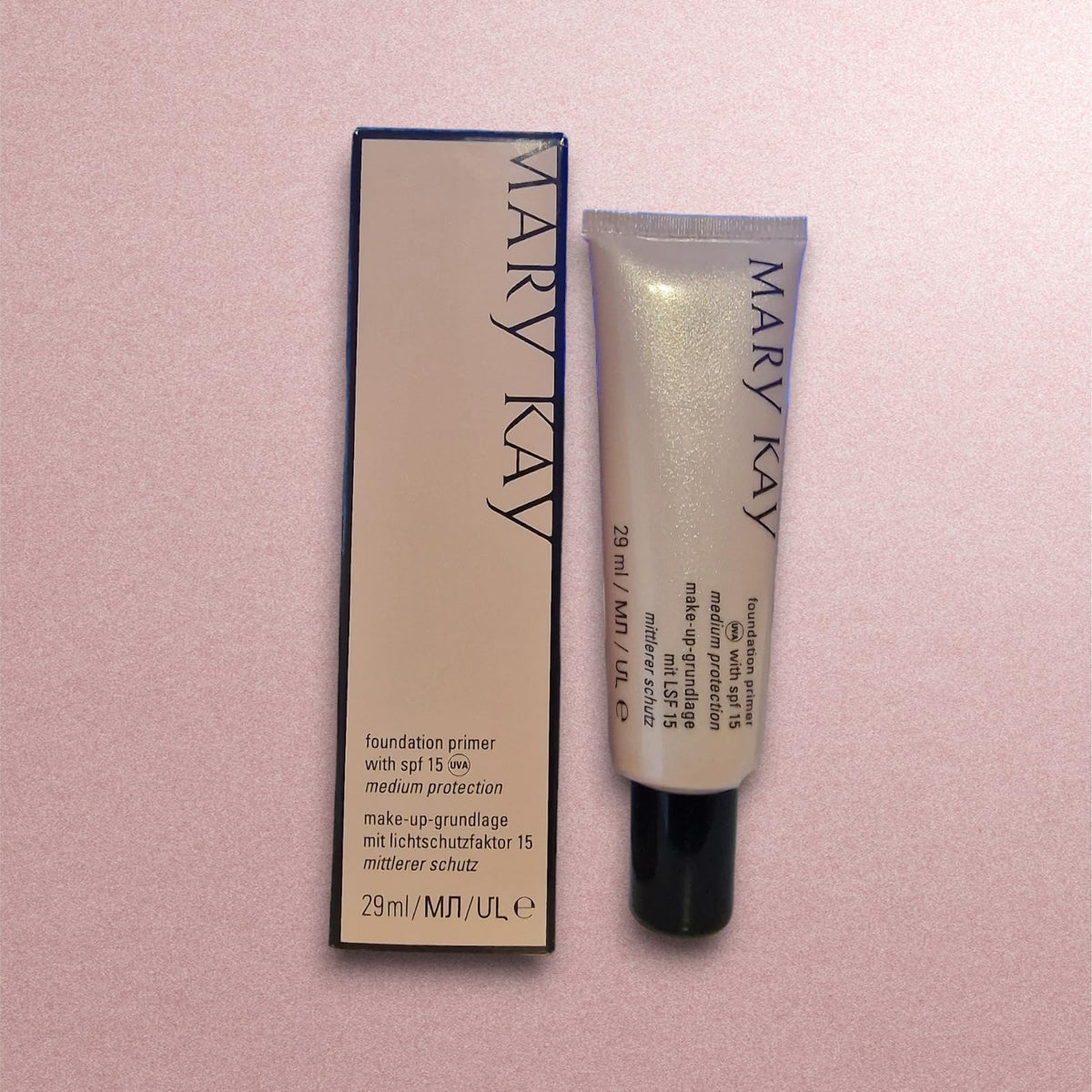Mary Kay Foundation Primer con SPF15 en botella, acabado suave y ligero.