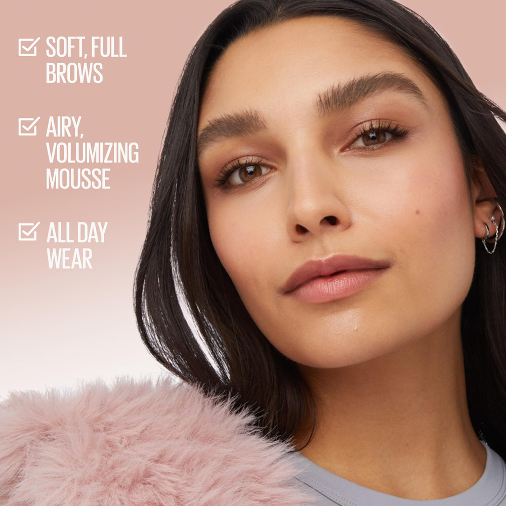 Maybelline Superfluff Mousse textura-esponjosa para un relleno natural.