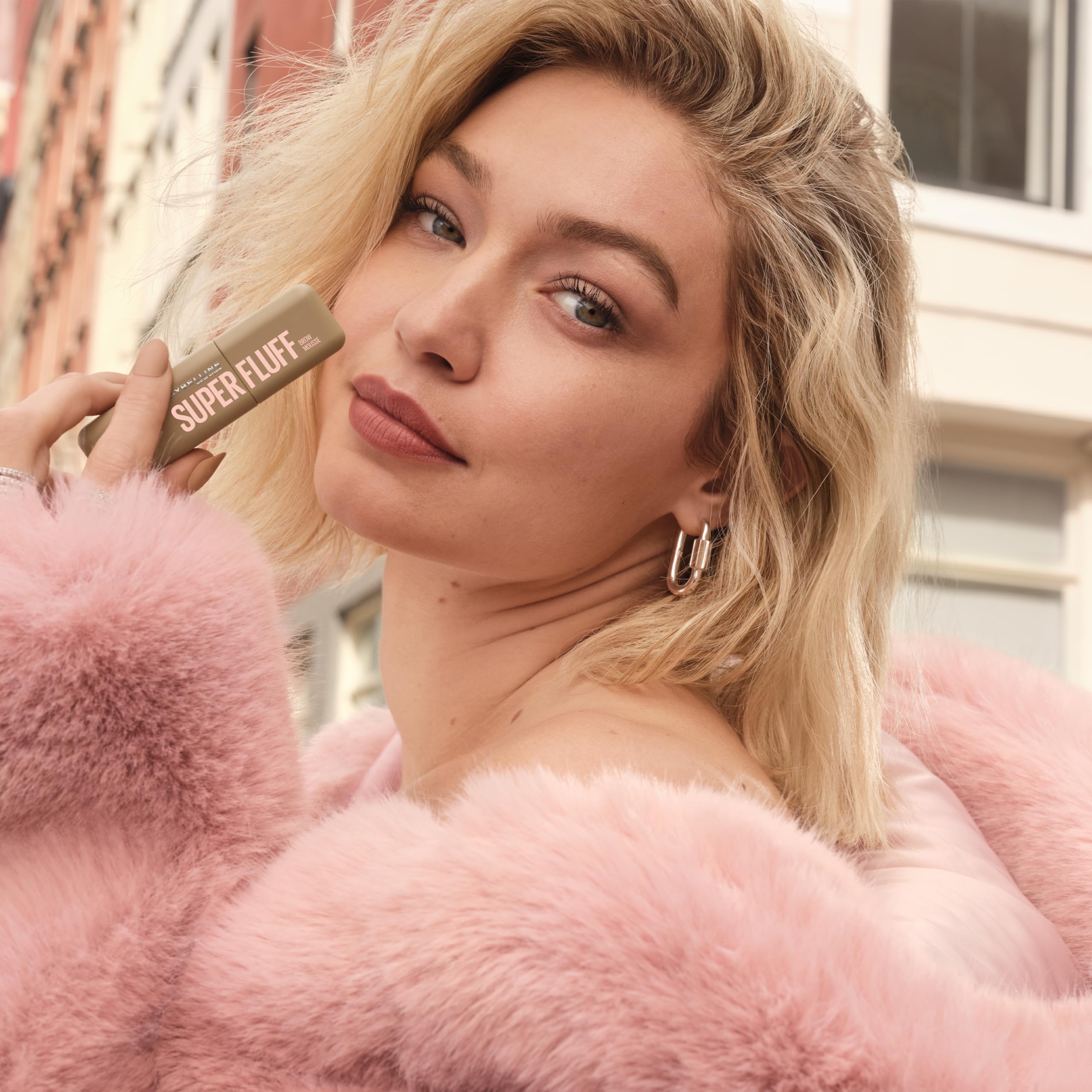Maybelline Superfluff Cejas tono Negro, intensidad natural para cejas definidas.