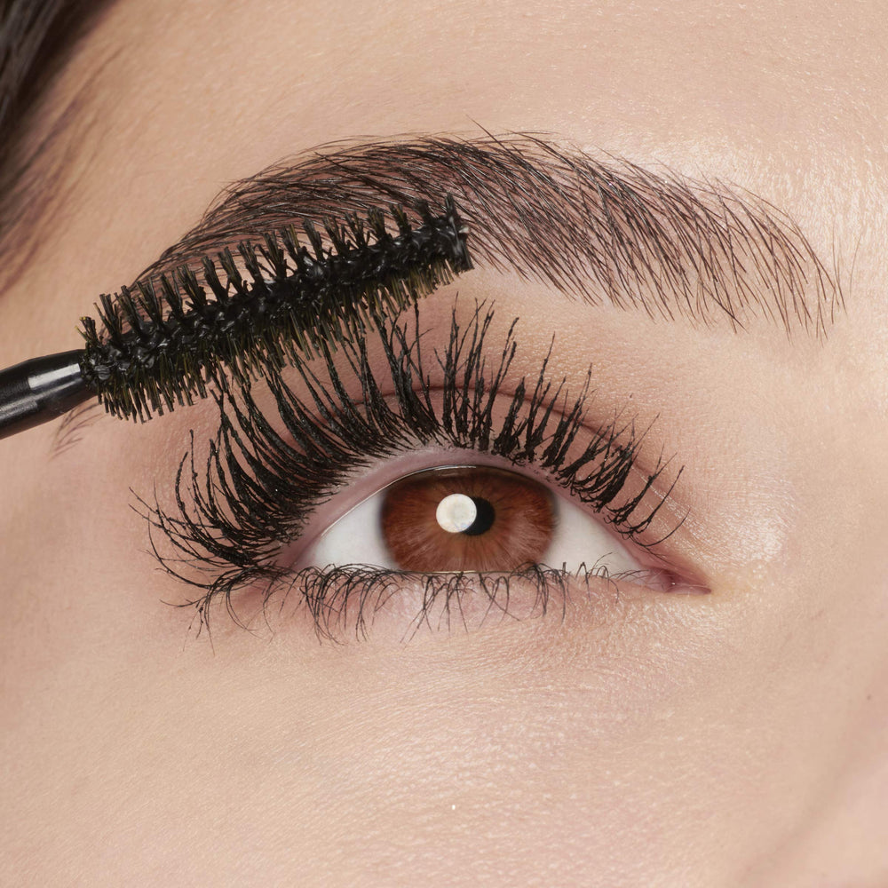Maybelline Volum'Express Colossal, envase negro clásico para look atemporal