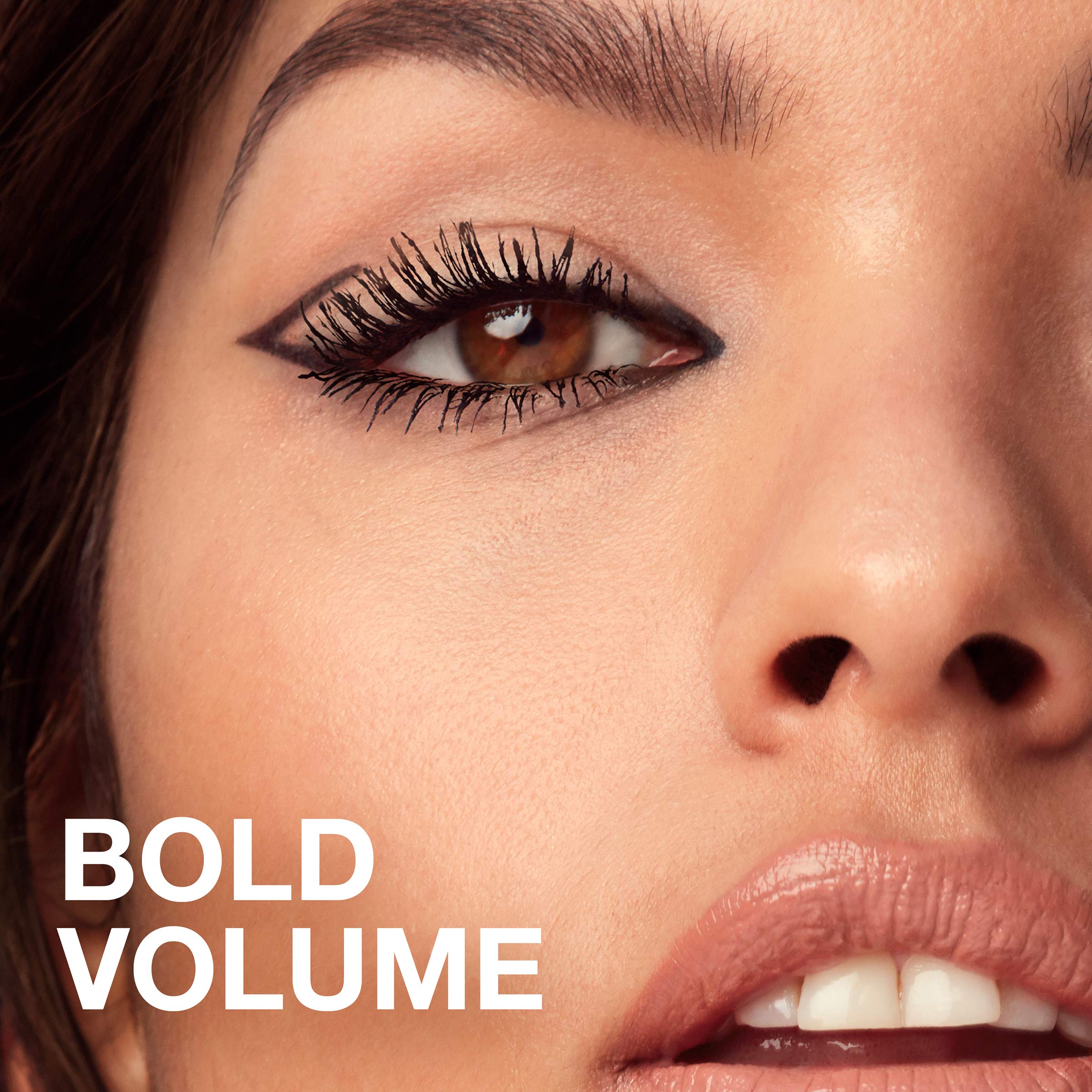 Desmaquillado fácil con desmaquillante libre de aceite para Maybelline Volum' Express Colossal Mascara.