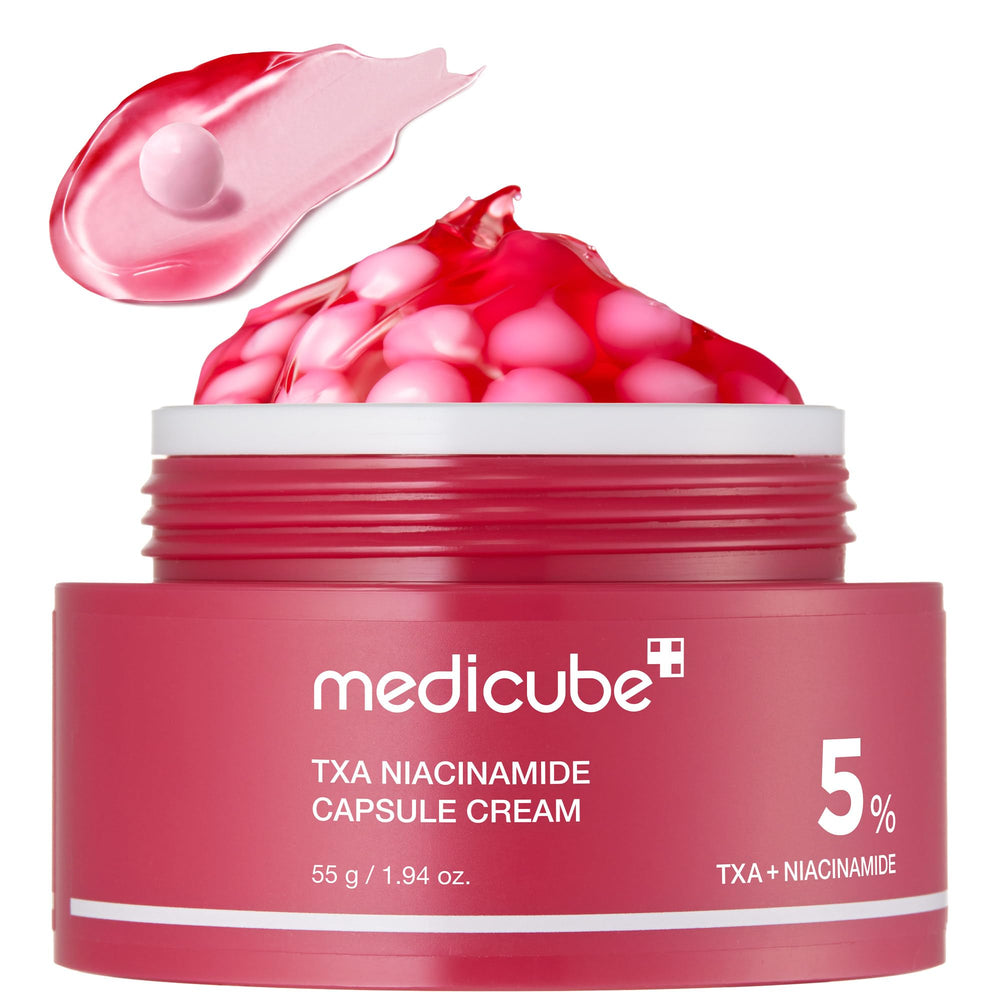 Medicube cápsula TXA roja mostrando tono uniforme y brillo.