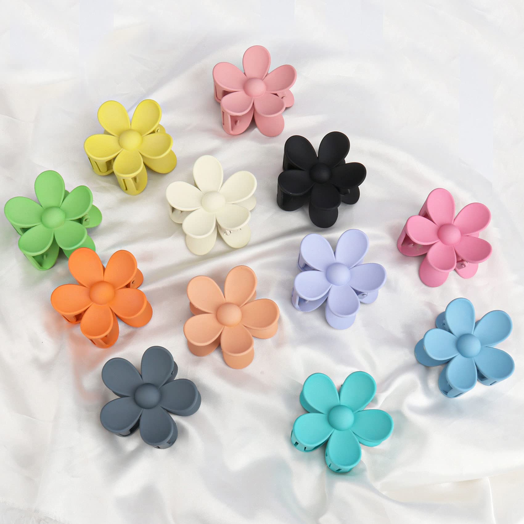 Pinzas florales grandes de Messen en beige mate, combinación perfecta con cualquier look.