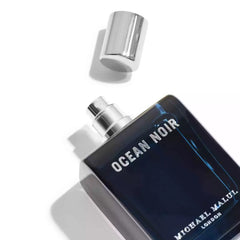 Atomizador de Ocean Noir en uso, rociado suave y preciso.