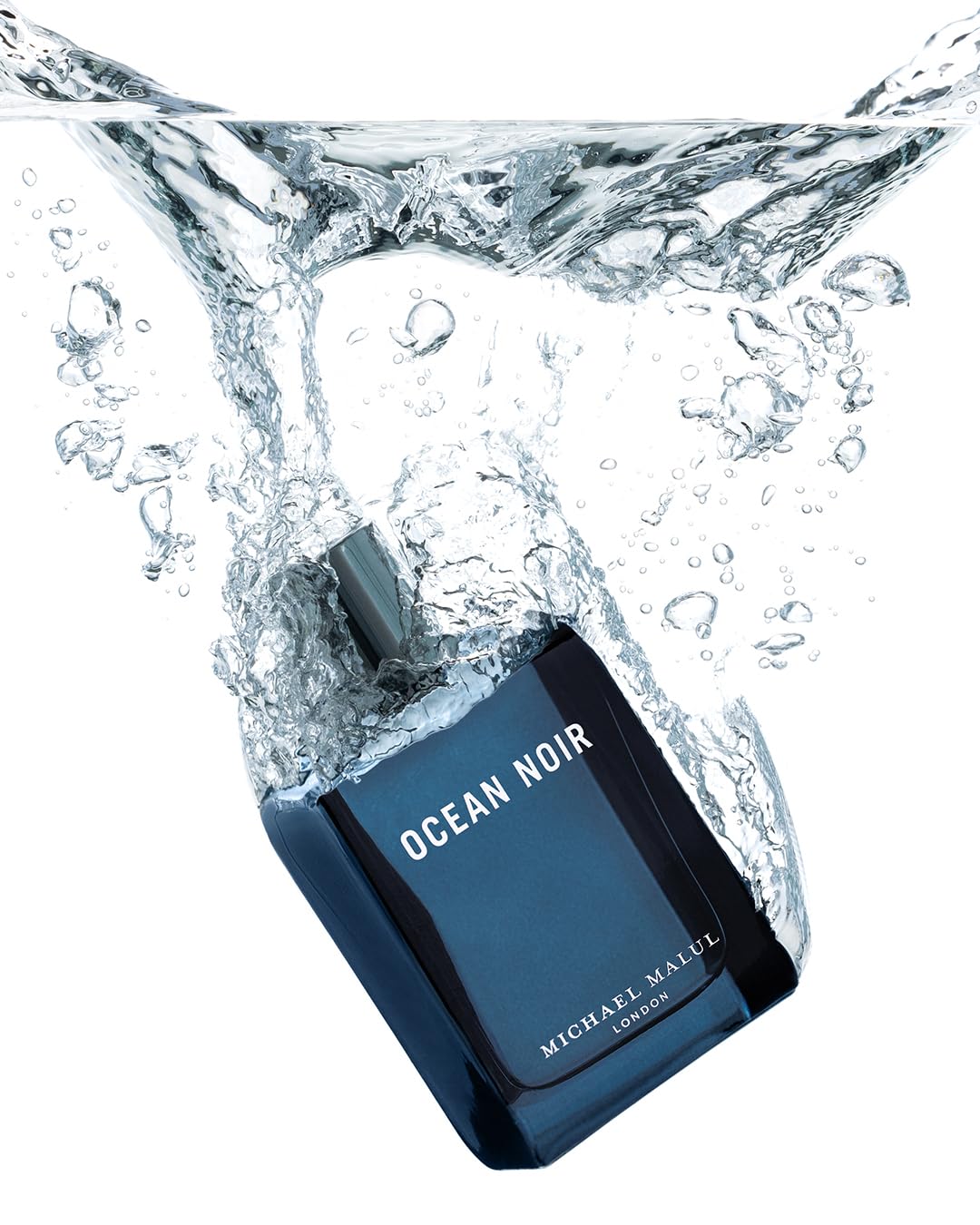 Escena nocturna con Ocean Noir, presencia misteriosa de Michael Malul.