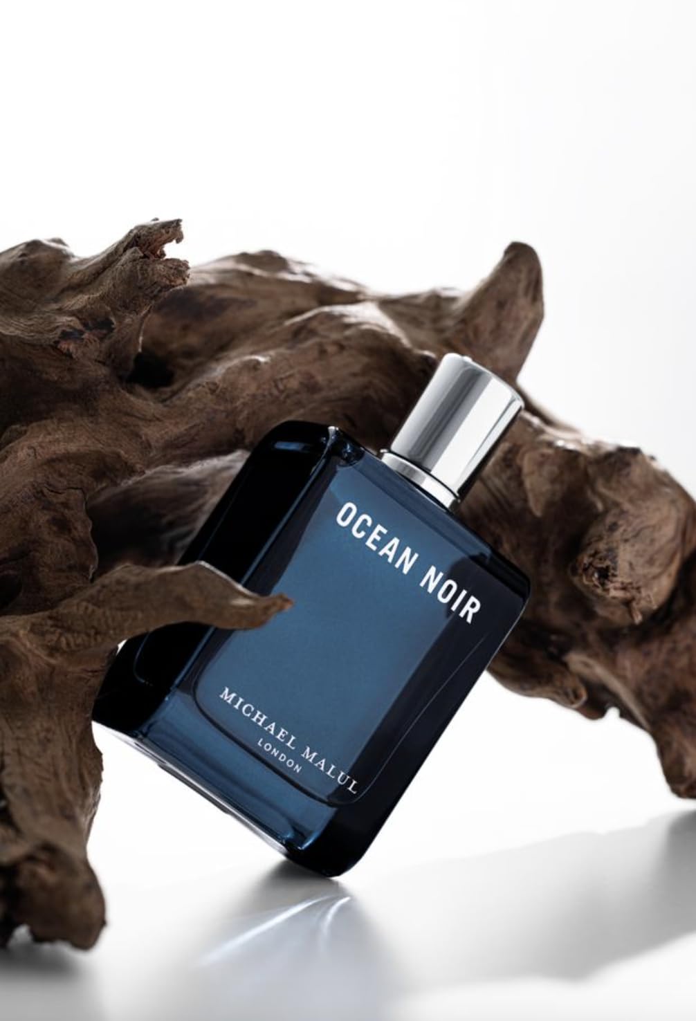 Notas marinas y cítricas de Ocean Noir, aroma para salidas nocturnas.