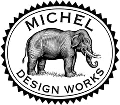 Medallón firma de Michel Design Works añade elegancia al baño.