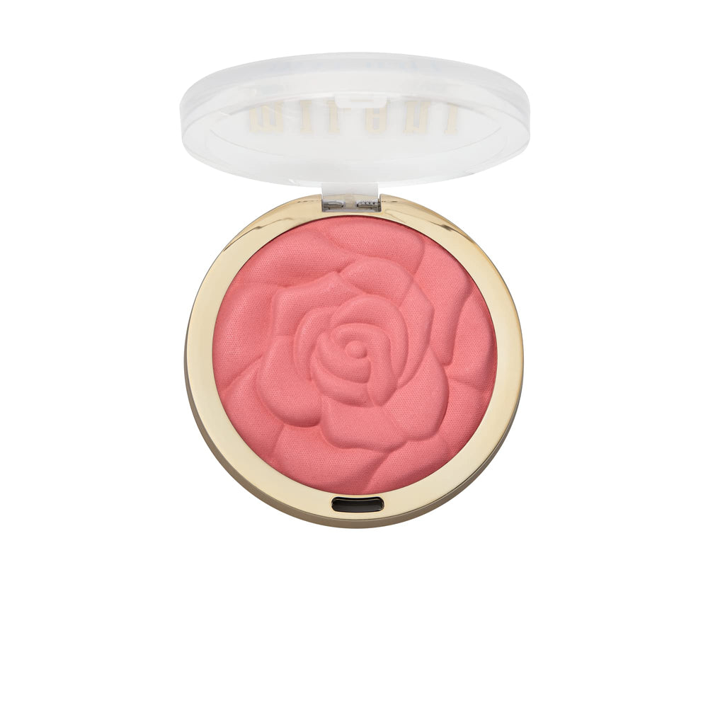 Application sur les joues avec Milani Rose Blush pour un look naturel.