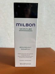 Milbon Champú de Hidratación: vertido de la botella para hidratación suave y duradera.