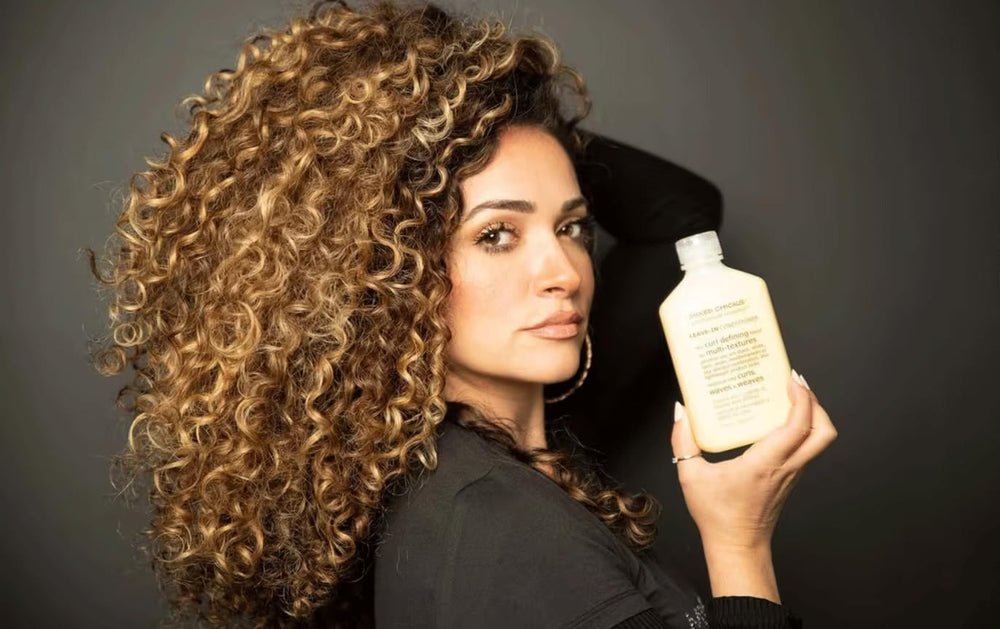 Rizos con brillo natural y definición gracias a Mixed Chicks.