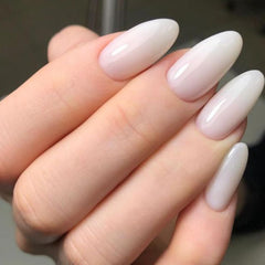 Modelones Milky White: uñas en mano, aspecto natural y elegante.