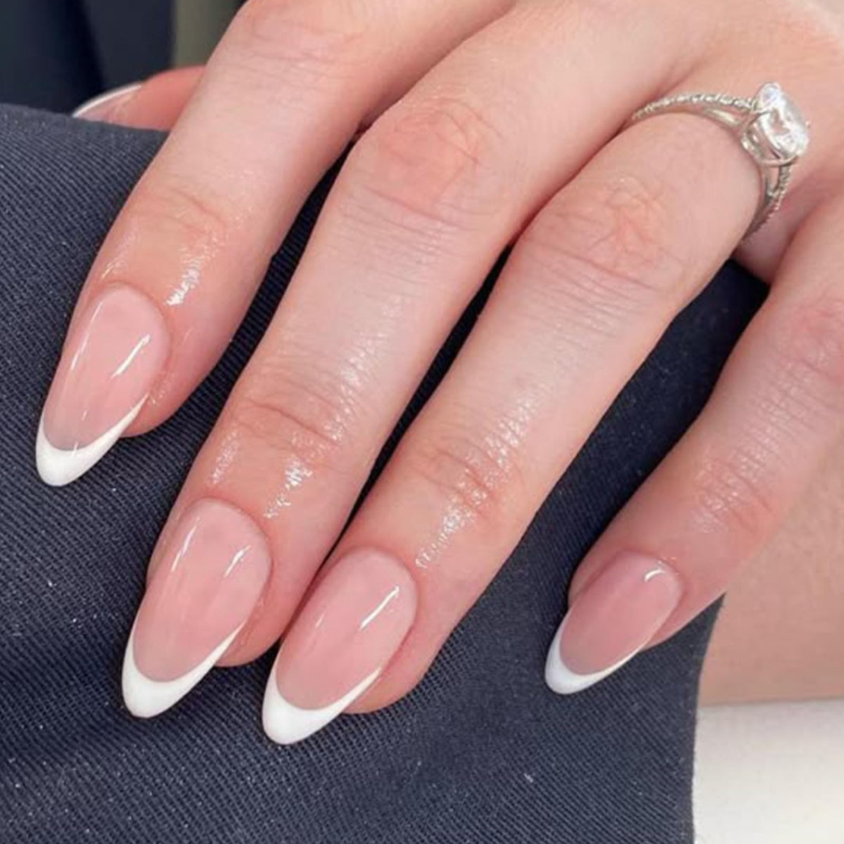 Modelones uñas francesas en forma de almendra, acabado elegante y listo para cualquier ocasión.