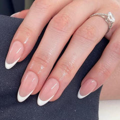 Modelones uñas francesas en forma de almendra, acabado elegante y listo para cualquier ocasión.