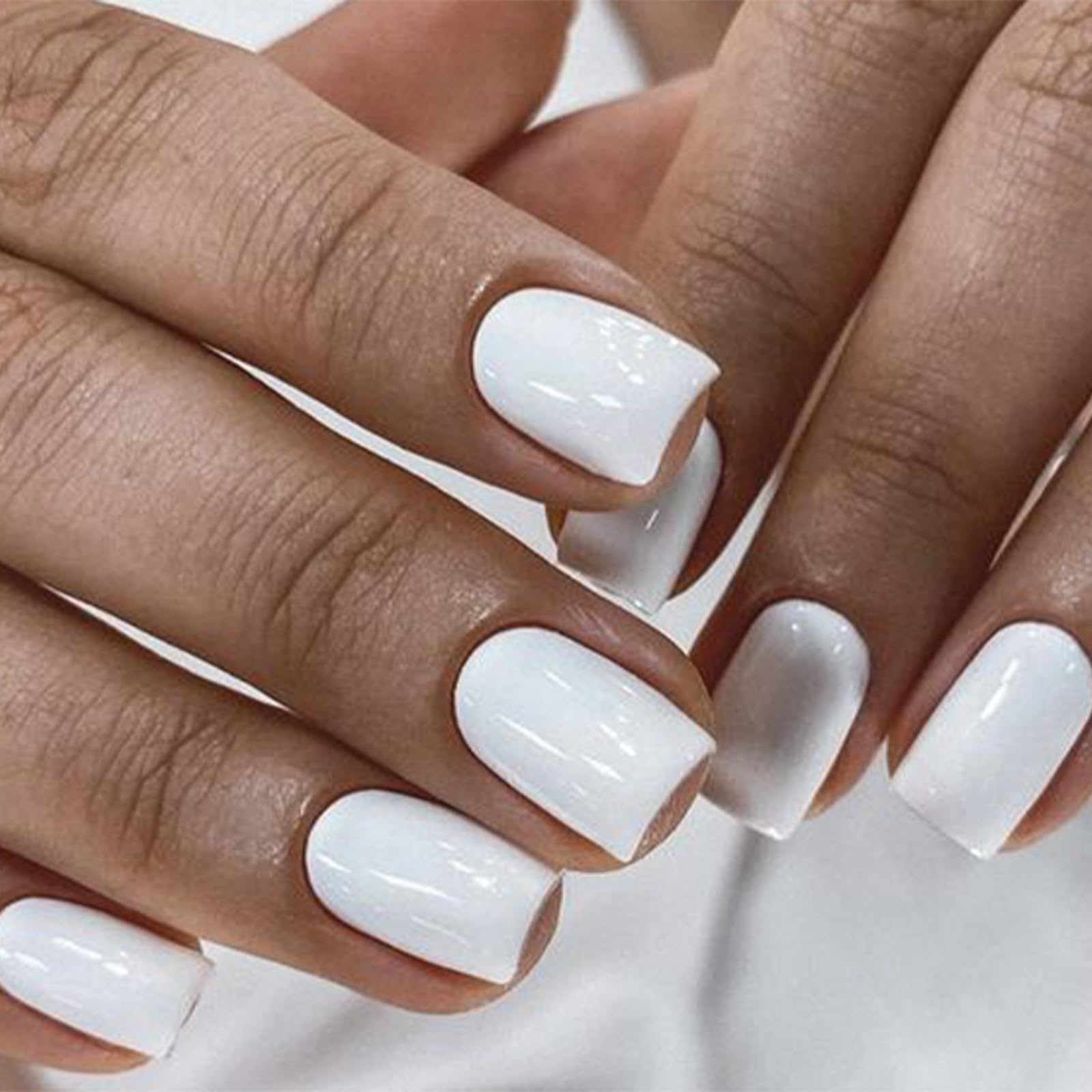 Modelones uñas postizas cortas y cuadradas blancas para uso diario.