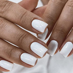 Modelones uñas postizas cortas y cuadradas blancas para uso diario.