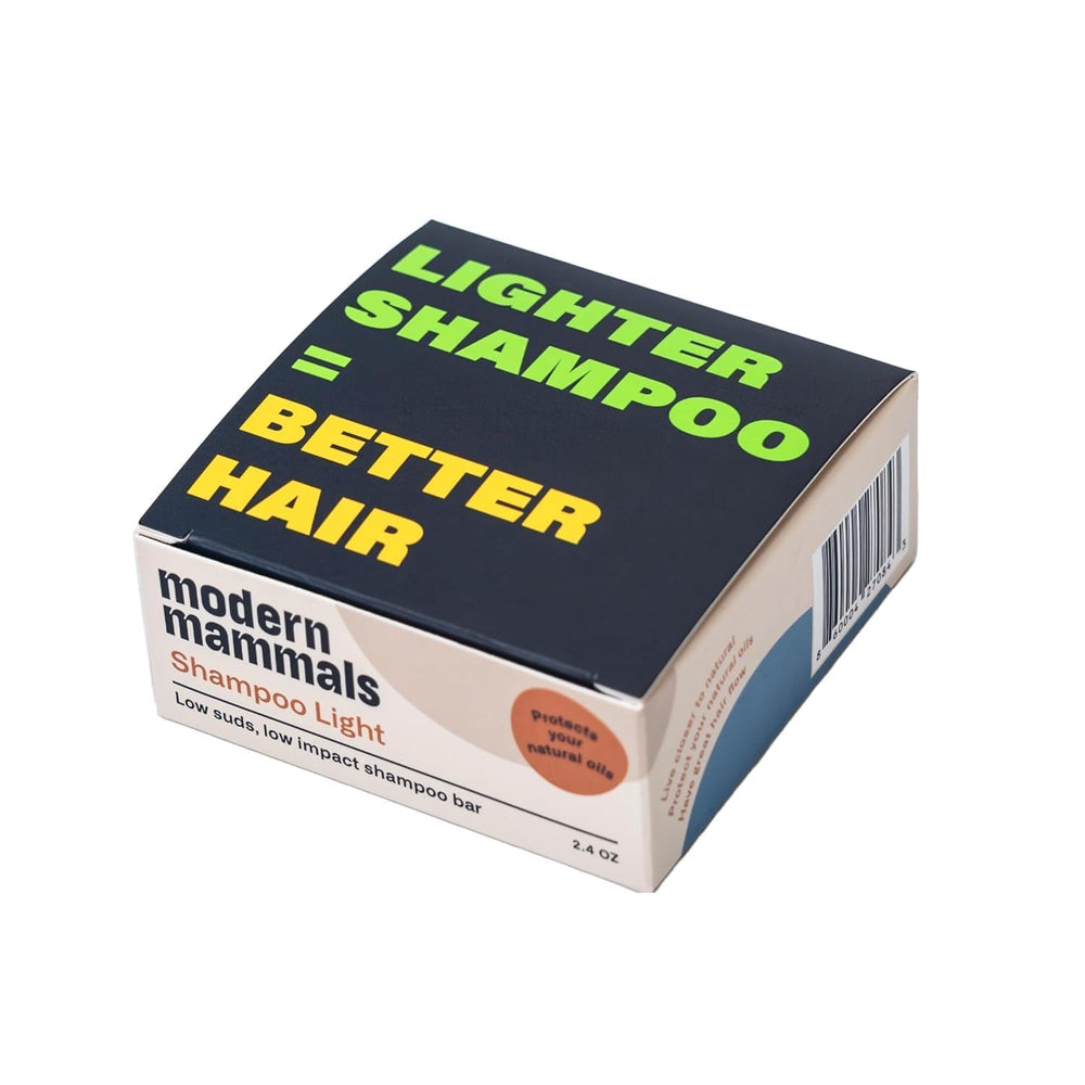Barra Modern Mammals Light Shampoo Bar en empaque minimalista para uso diario.
