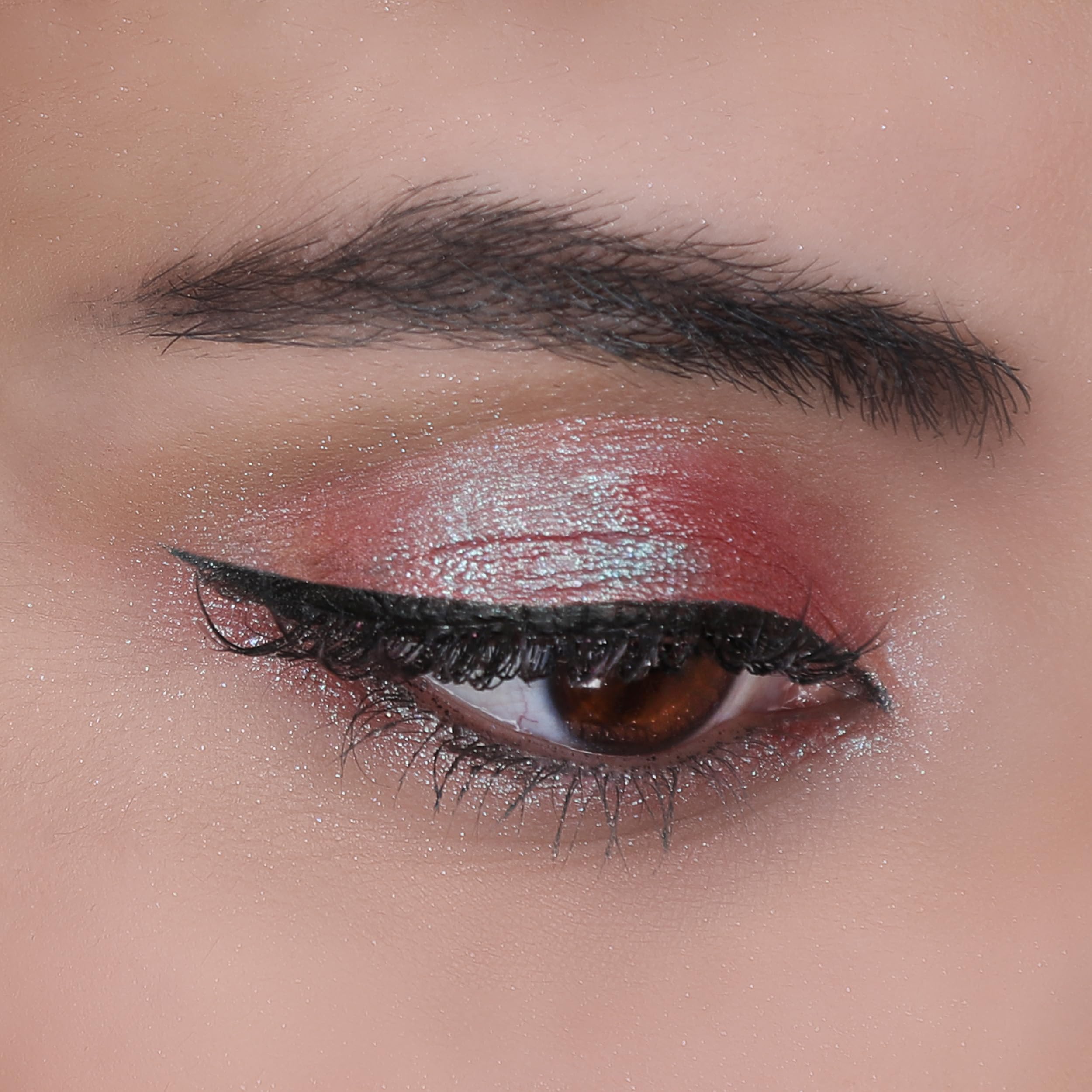Moira Chroma Light Shadow con micro destellos aporta brillo intenso sin desorden.