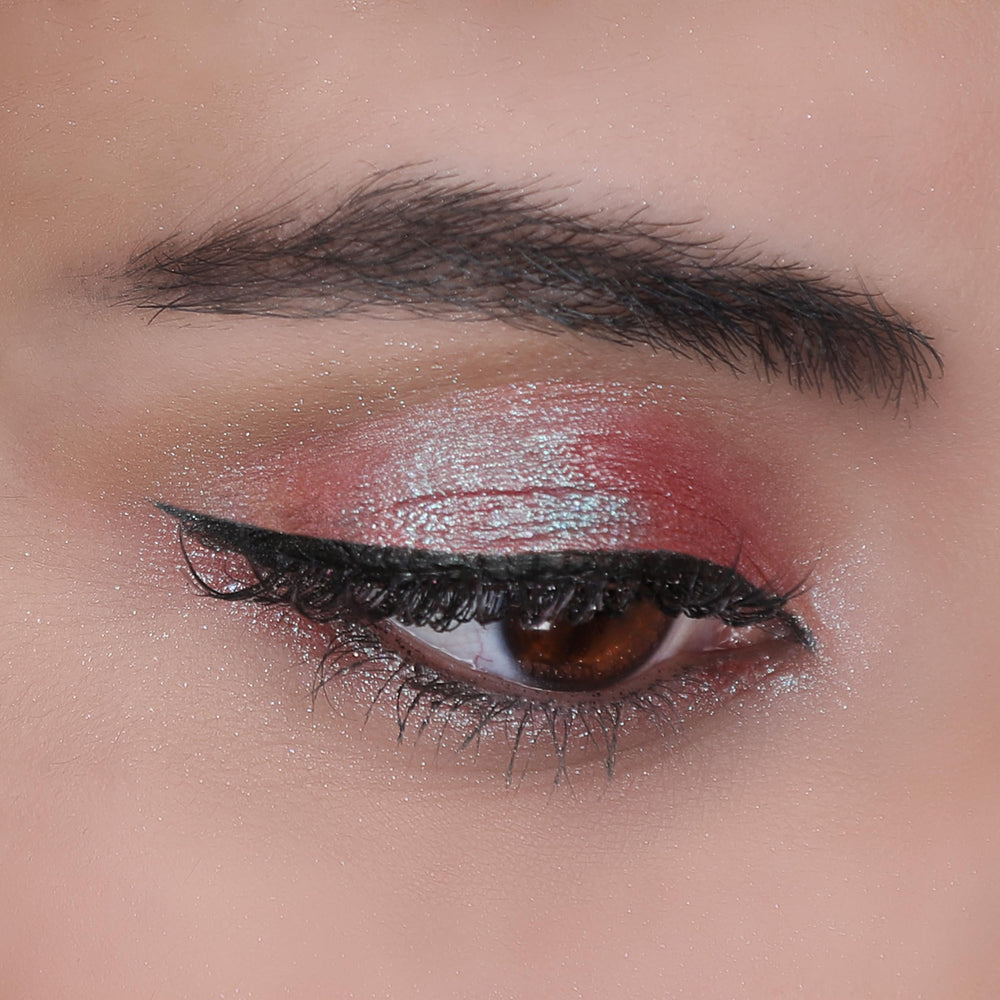 Moira Chroma Light Shadow con micro destellos aporta brillo intenso sin desorden.