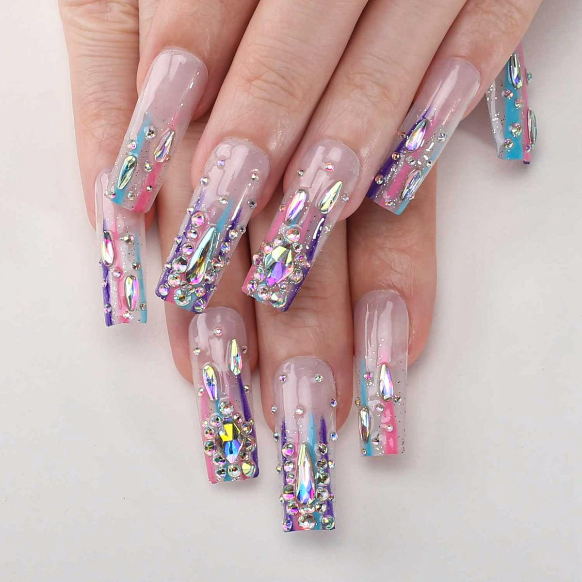 Uñas MqpQ largas y cuadradas con piedras cristal, mani elegante y duradera.