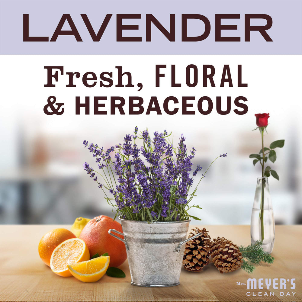 Manos lavadas con espuma suave de Mrs. Meyer's Lavanda, hidratación ligera.