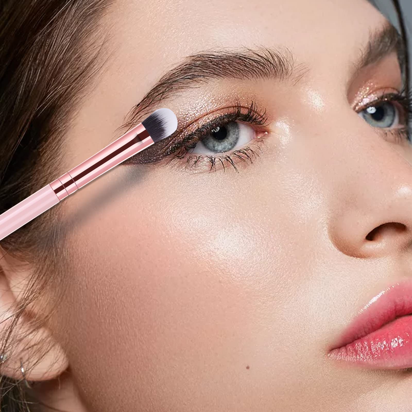 Brocha de sombras MSQ, difumina colores para un look suave.