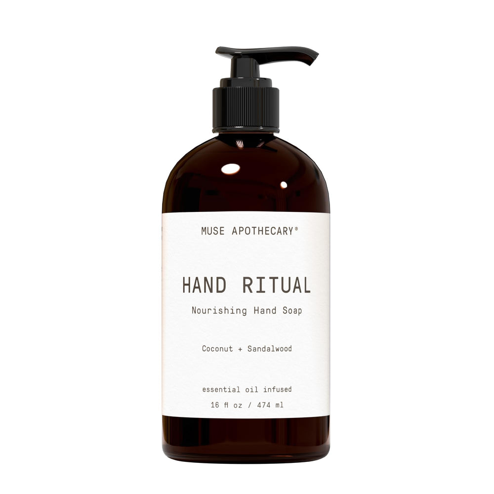 Muse Apothecary botella verter para experiencia aromática suave en manos
