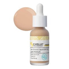 MyChelle Sun Shield Liquid SPF 30 aplicado sobre la piel, unifica tono sin brillo excesivo.