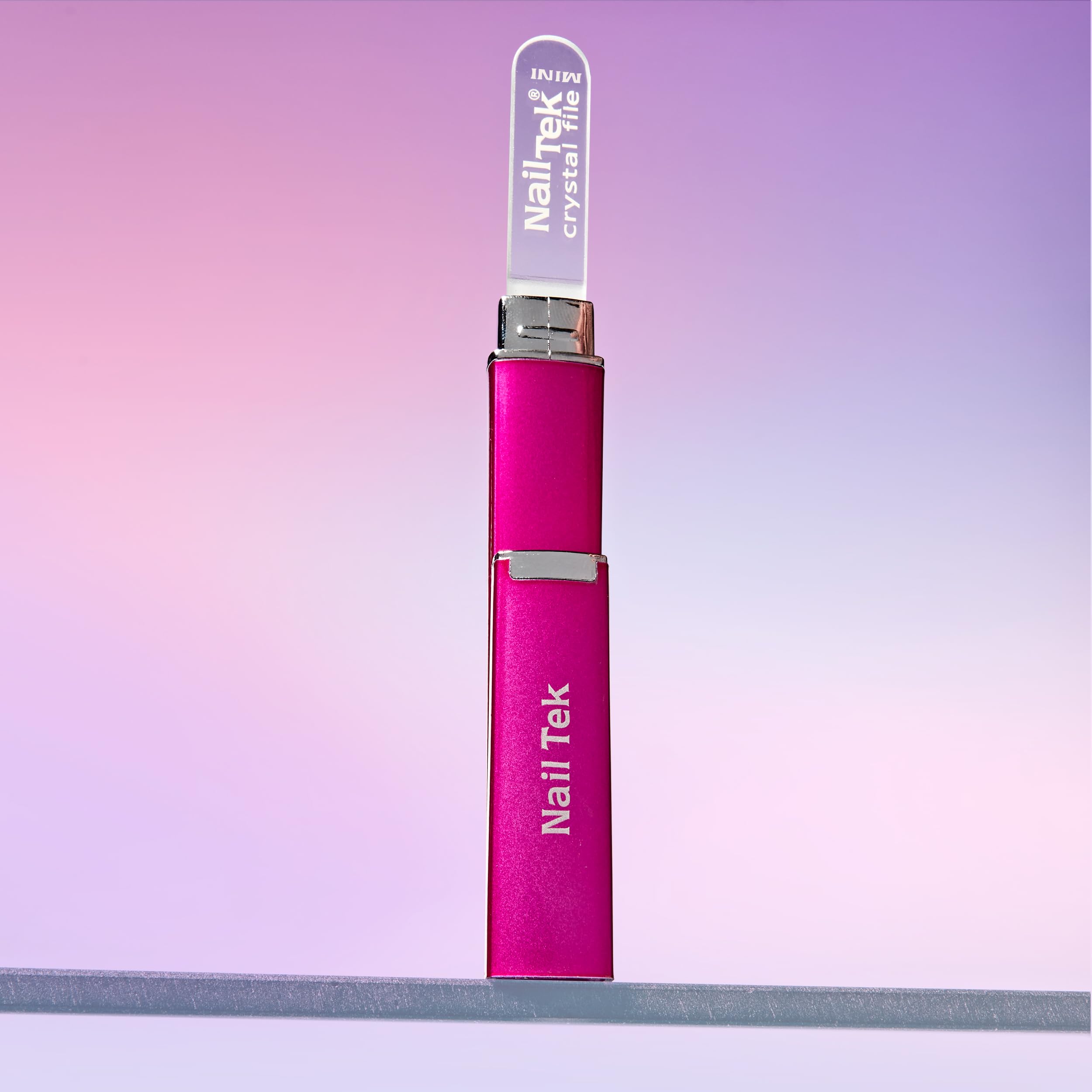 Lima cristal Nail Tek en mano, define bordes sin dañar.