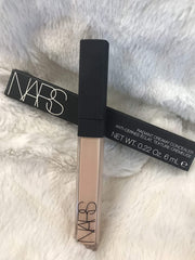 Corrector cremoso de NARS en ojos con acabado suave y mate.