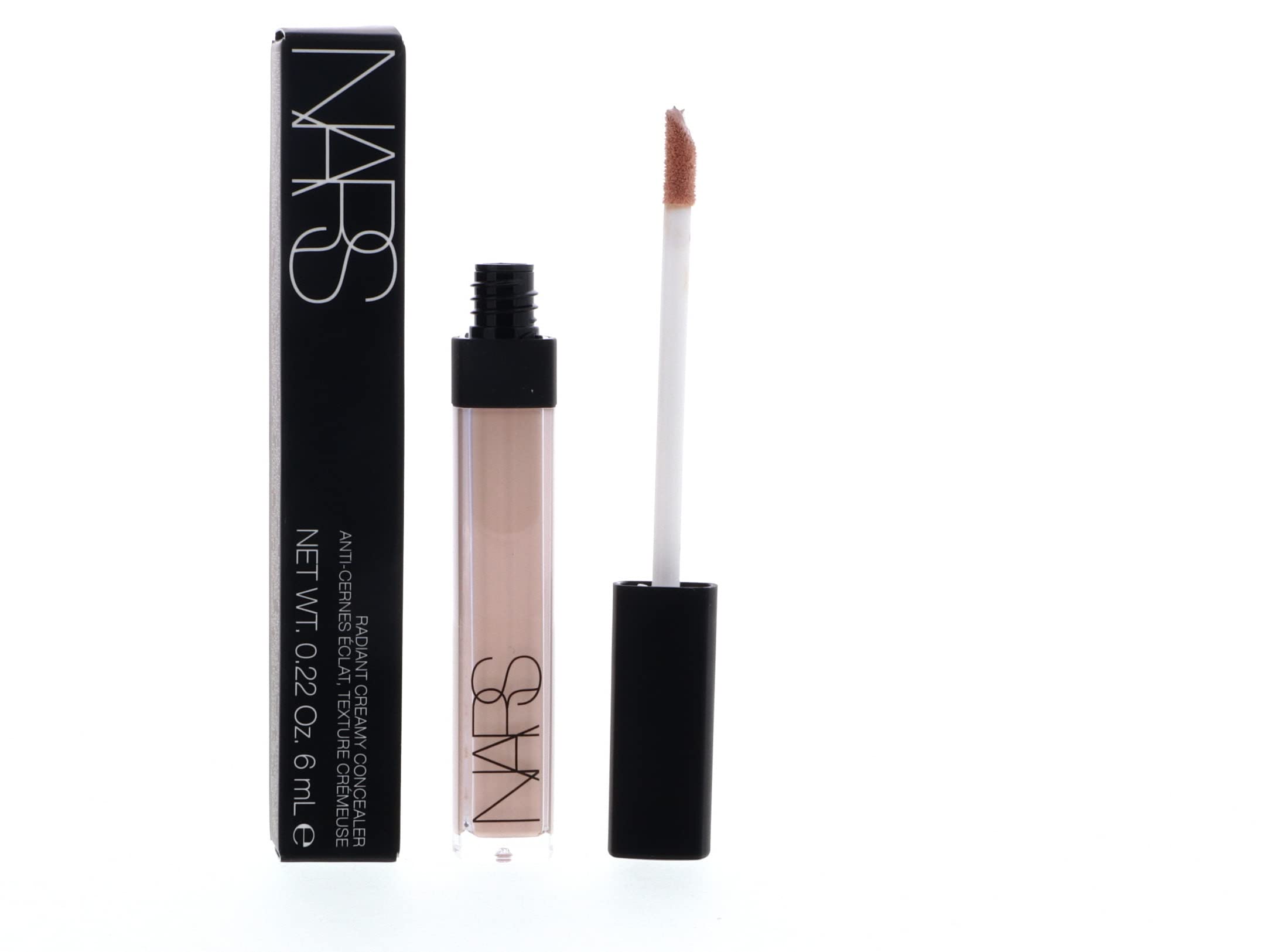 NARS Radiant Creamy Concealer Vanilla aplicado con aplicador para uso preciso.