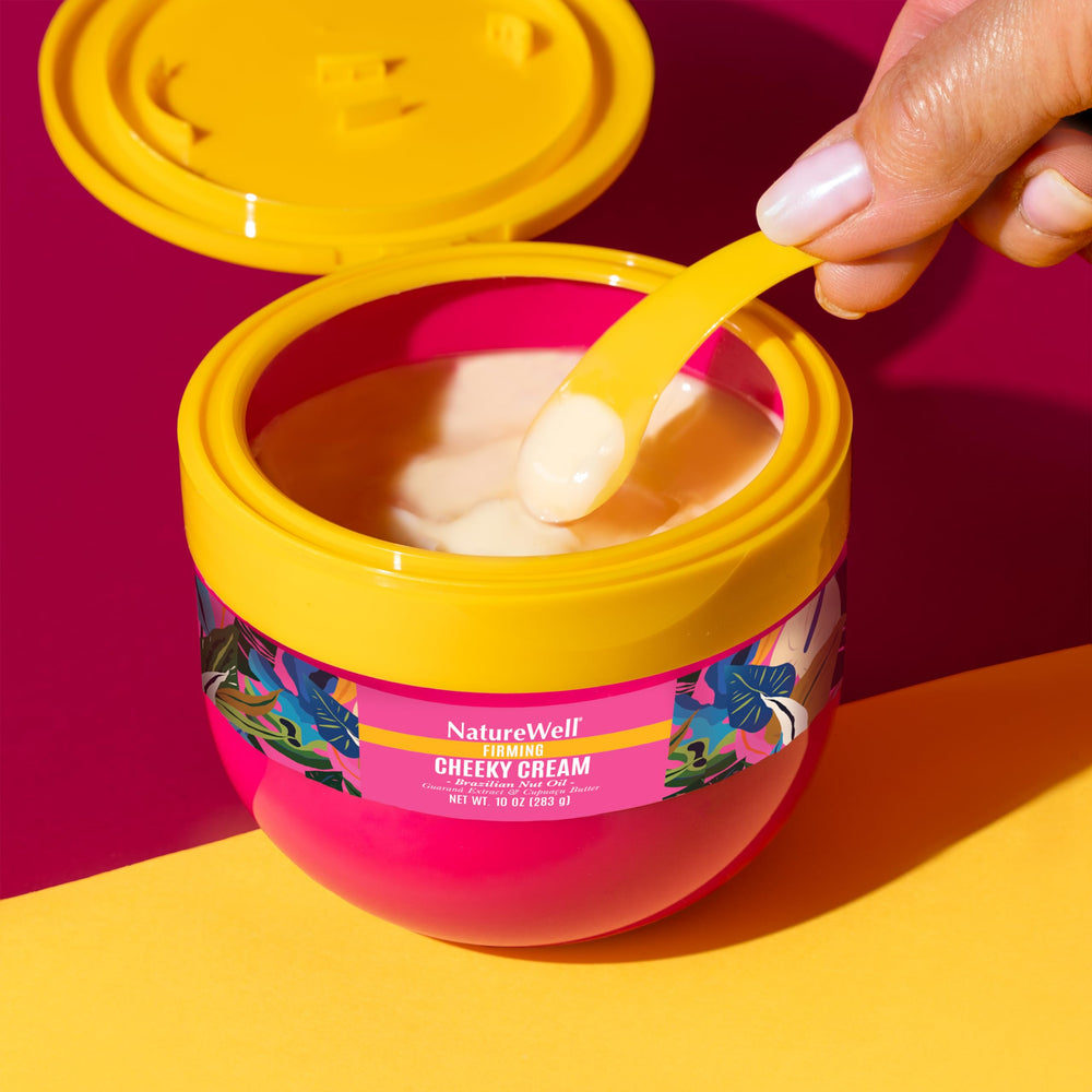 Nature Well Crema Corporal Ultra Rica, manos masajeando para piel suave y nutrida.