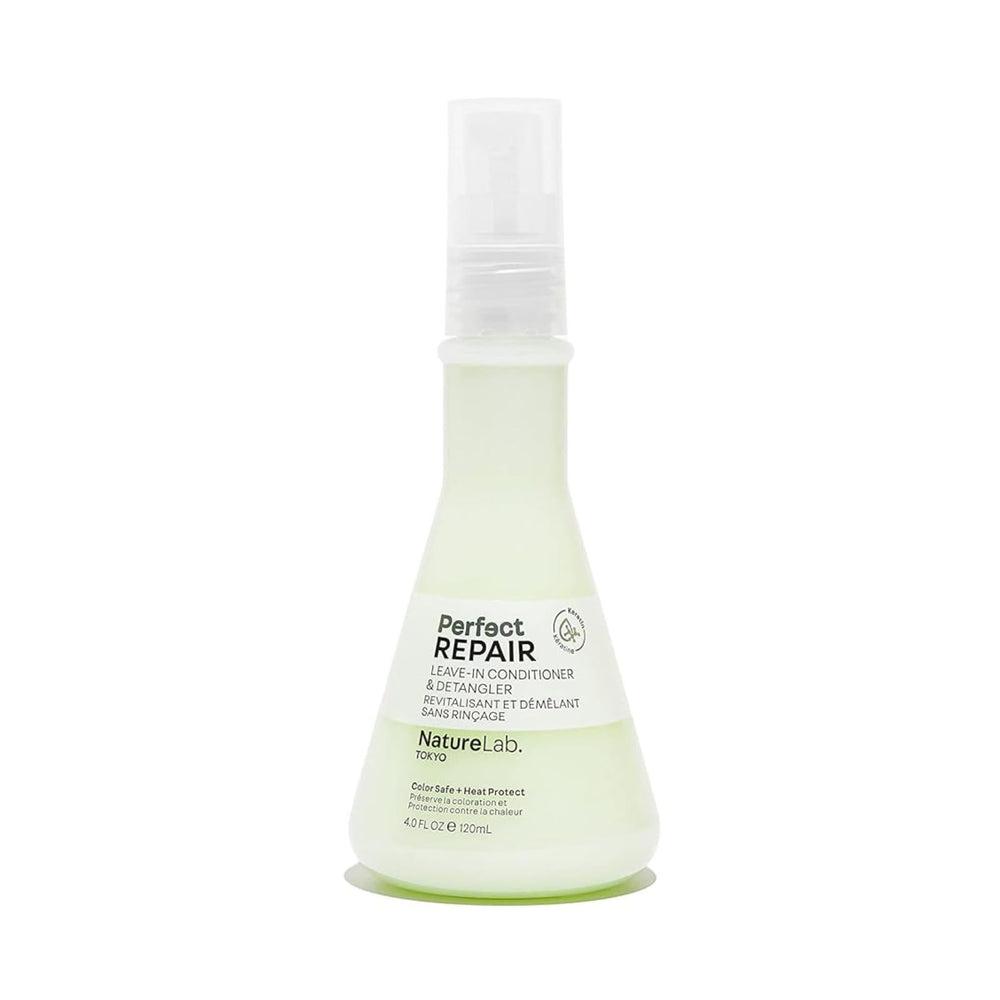 NatureLab.TOKYO Perfect Repair aplica en cabello húmedo para desenredar y humectar.