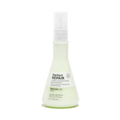 NatureLab.TOKYO Perfect Repair aplica en cabello húmedo para desenredar y humectar.