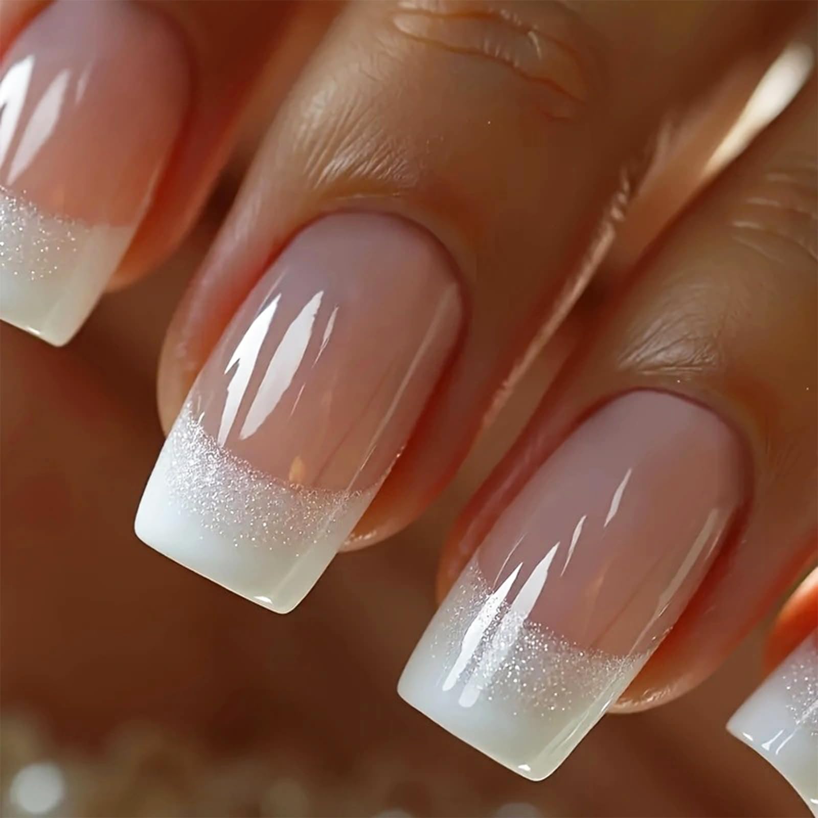 Uñas NEWSPIED gradiente blanco con brillo para look sofisticado.