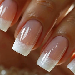 Uñas NEWSPIED gradiente blanco con brillo para look sofisticado.