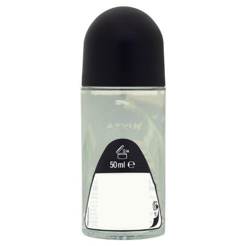 Aplicación suave de desodorante invisible NIVEA MEN, ropa protegida y sin manchas.