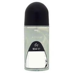 Aplicación suave de desodorante invisible NIVEA MEN, ropa protegida y sin manchas.