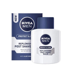 Aplicación del bálsamo post-afeitado NIVEA MEN para hidratación duradera.