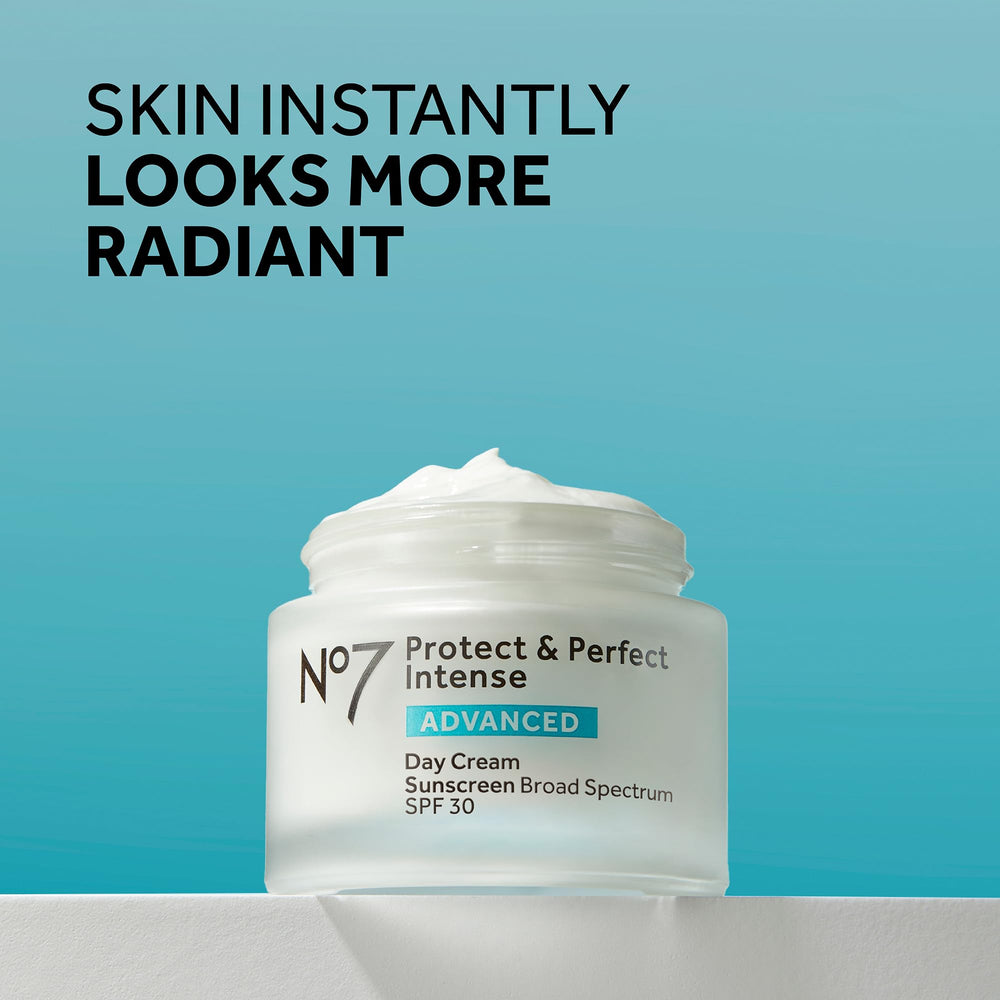 No7 Protect & Perfect serum hialuronico ofrece hidratación duradera.