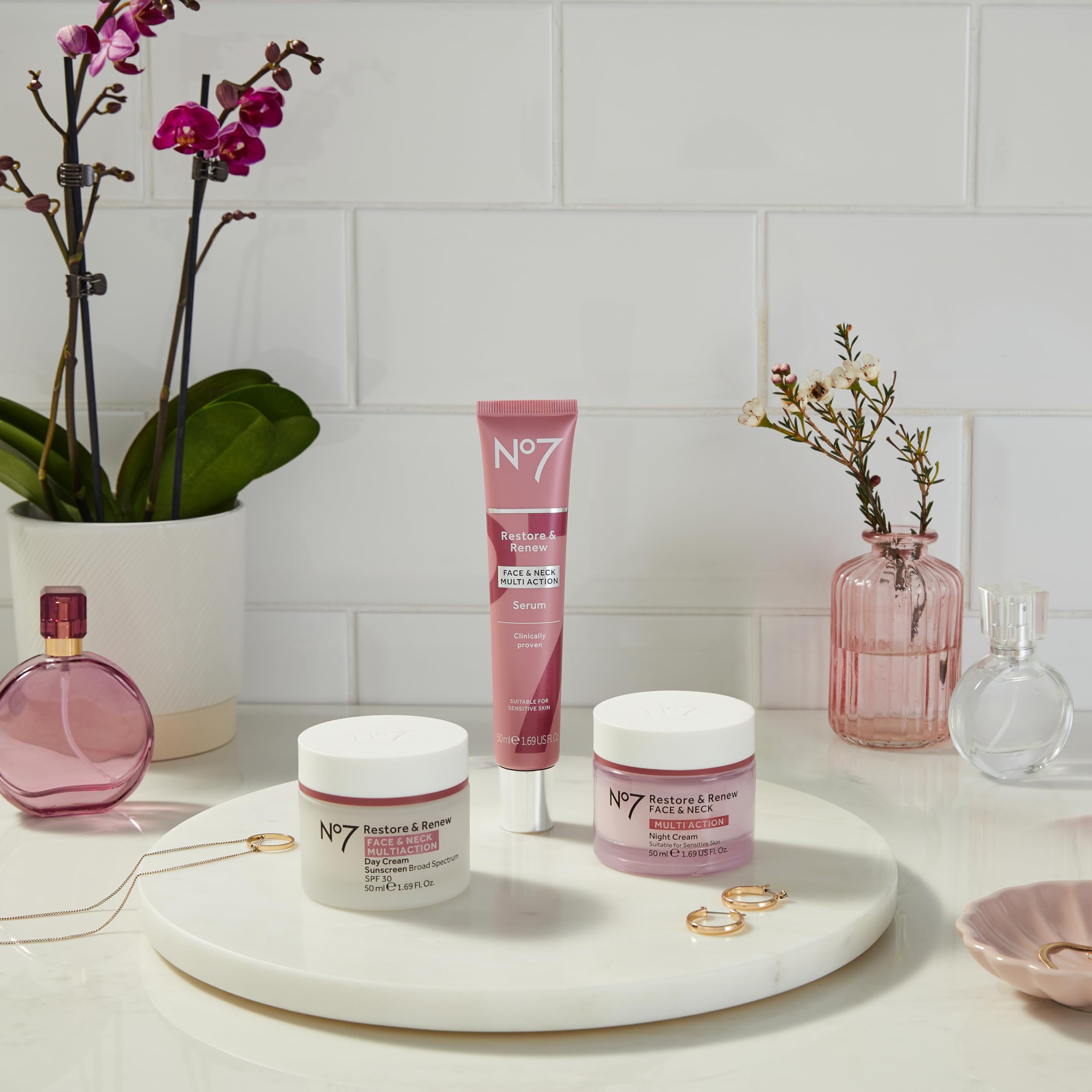 Paso de cuidado diario con serum No7 para antiarrugas en piel.