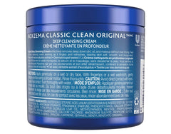 Application sur le visage avec Noxzema Classique Originale pour nettoyer en douceur.