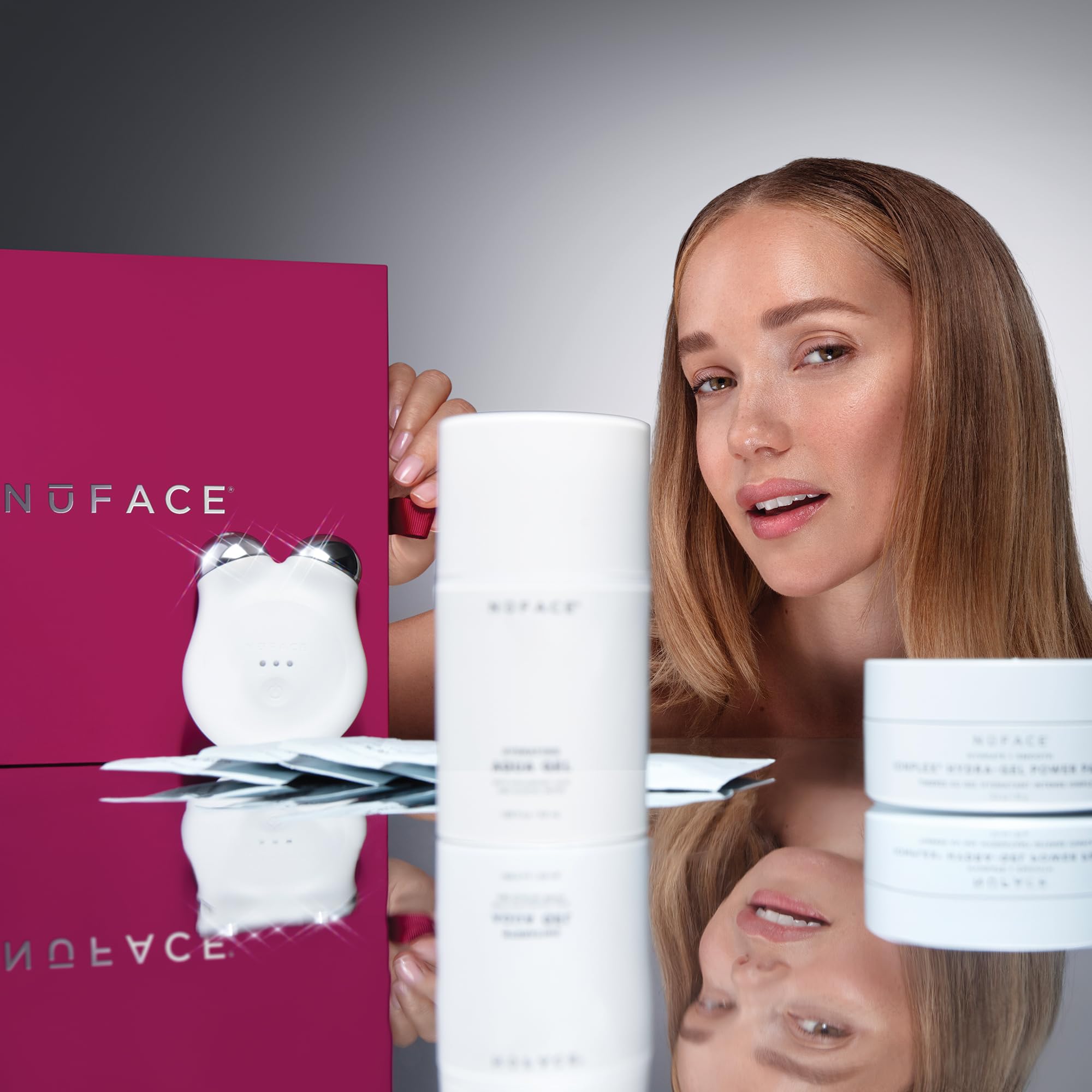NuFACE Mini+ Gel Aqua Activator IonPlex hydrate et prépare la peau.