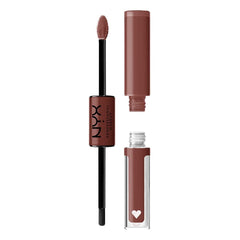 NYX Shine Loud Boundary Pusher en boca con brillo intenso