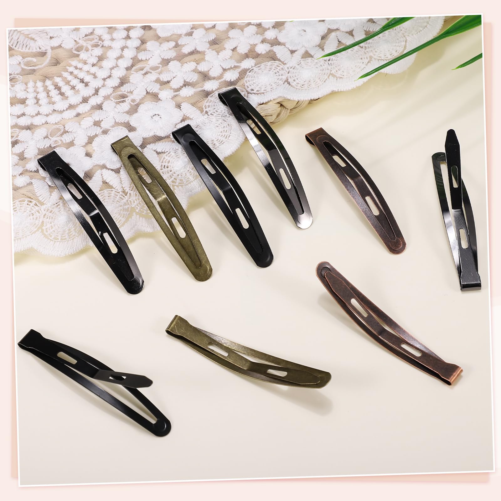 Pinza metálica multicolor de Obeoby para looks divertidos y variados.
