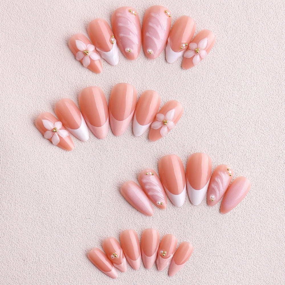 Uñas OCOUYVD en almendra corta con acabado blanco francés para diario.