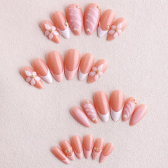 Uñas OCOUYVD en almendra corta con acabado blanco francés para diario.