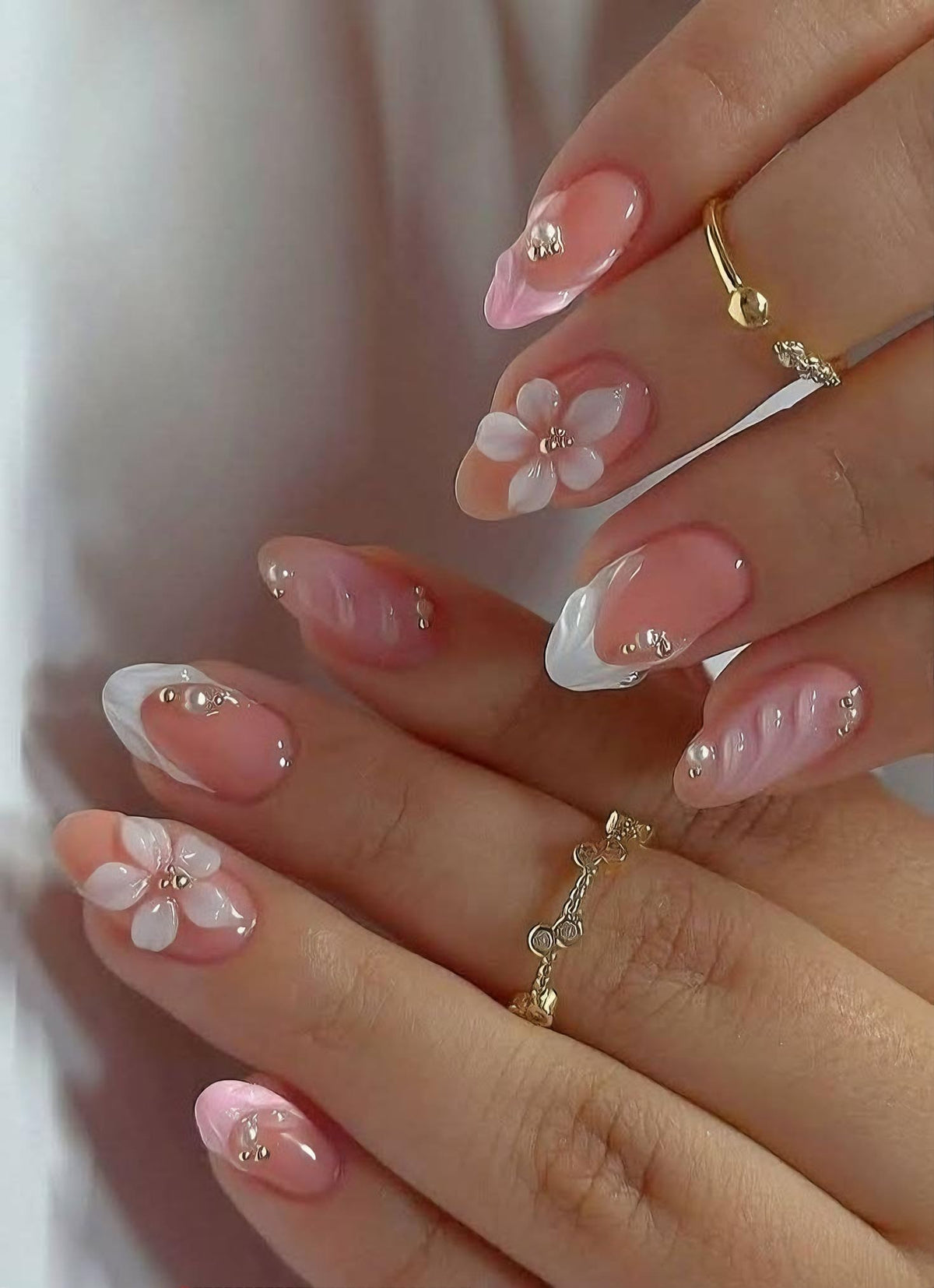 Uñas OCOUYVD con flor 3D y perlas para un look elegante.